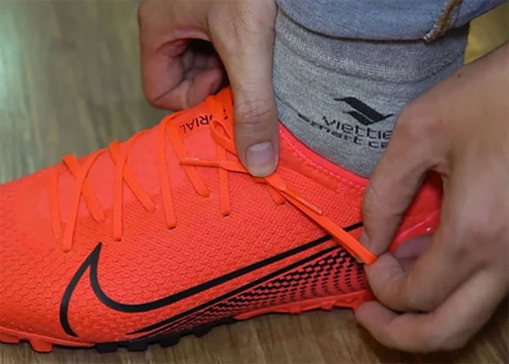 Cách buộc dây giày đá bóng – Kiểu giấu dây (Straight Bar Lacing biến tấu)