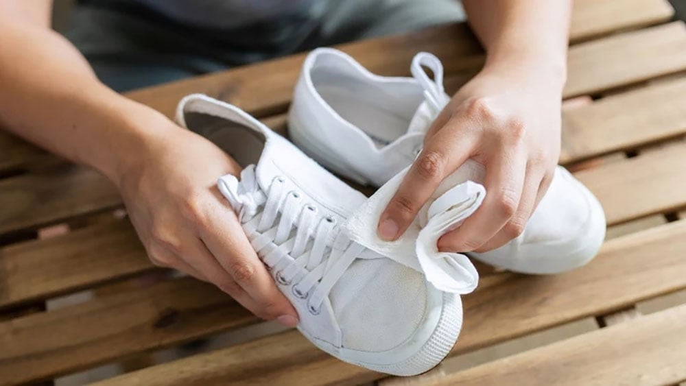 Cách làm sạch giày trắng bằng rượu trắng