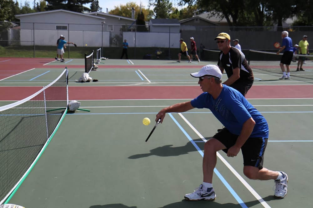 Giữ bóng ở tầm thấp – Chiến thuật Pickleball giúp hạn chế đối thủ tấn công