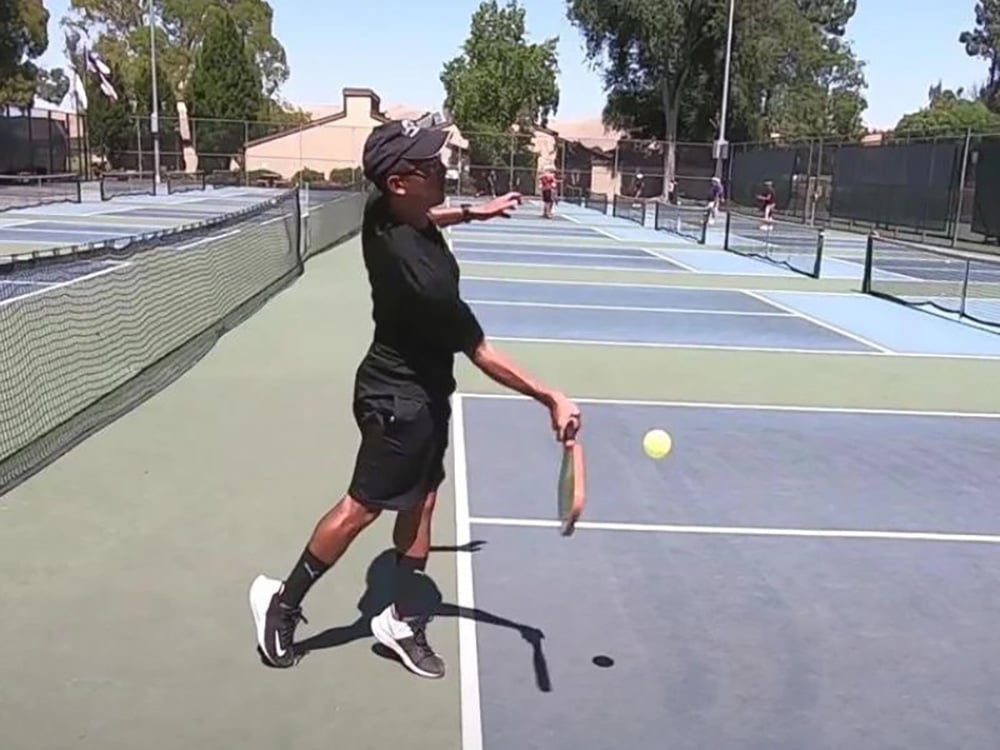 Né bóng ra ngoài – Chiến thuật Pickleball giúp tránh mất điểm không đáng