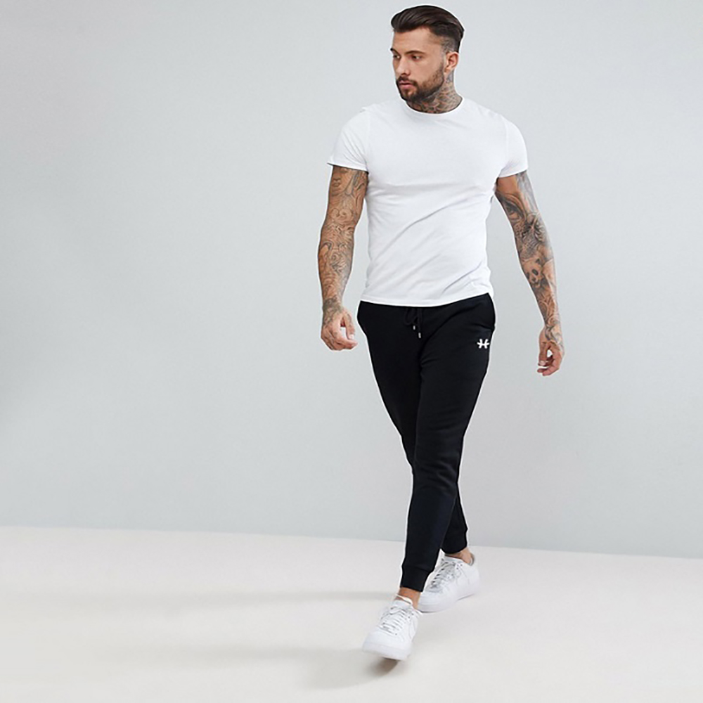 Phối áo thun nam với quần jogger