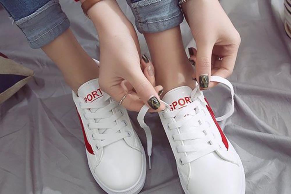 Tại sao nên giấu dây giày?