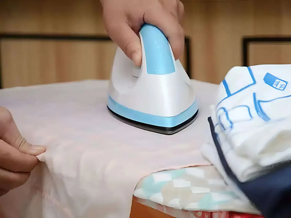 Lật mặt trái áo trước khi ủi – mẹo nhỏ nhưng hiệu quả lớn