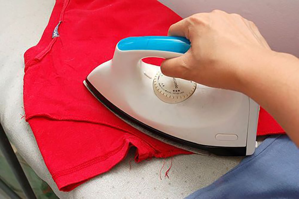 Ưu tiên lộn mặt trái khi ủi áo phông