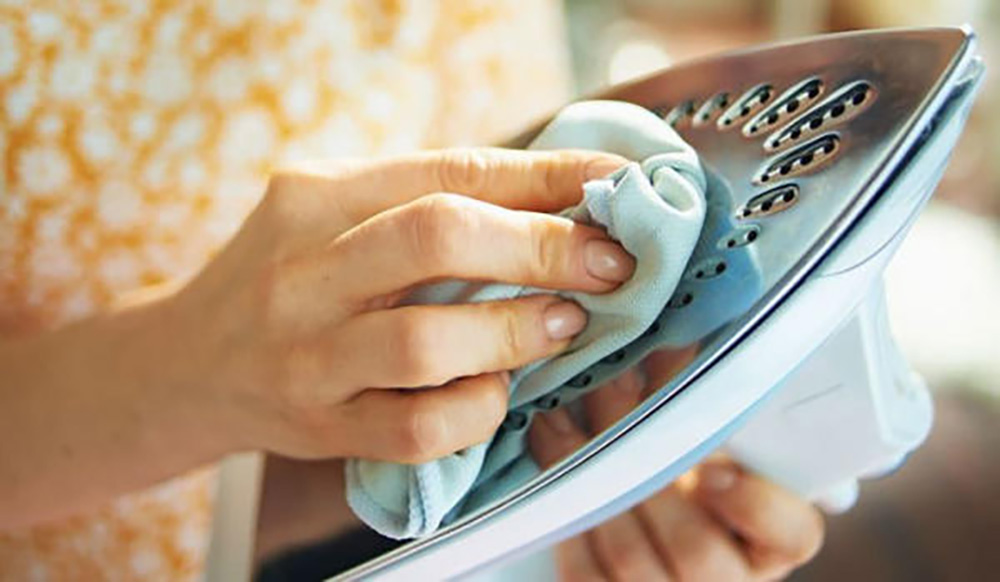 Vệ sinh bàn ủi trước khi sử dụng