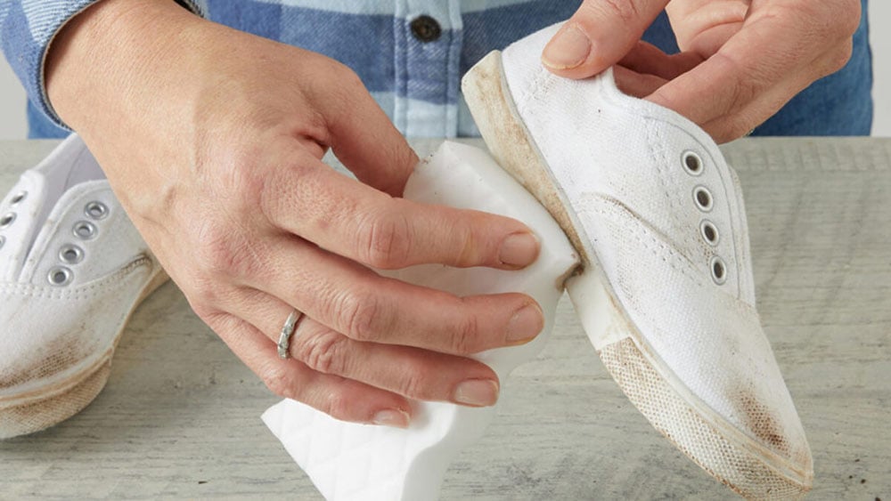 Cách vệ sinh giày cầu lông khi bị bám bụi, vết bẩn nhỏ