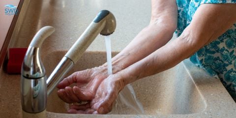 Vì sao người già hay bị ngứa da sau khi tắm nước máy?