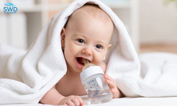 bé sơ sinh uống nước lọc
