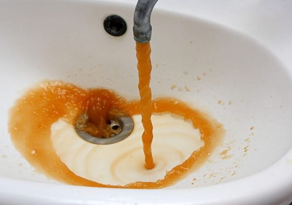 Nước bẩn chảy từ vòi xuống lavabo