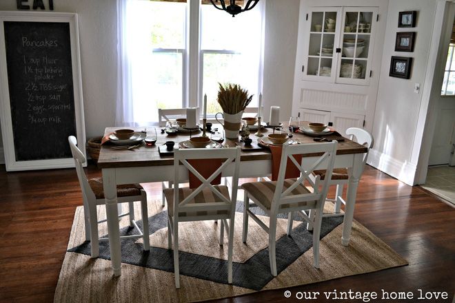 Lắp đặt thảm dưới bàn ăn giúp ngôi nhà bạn thêm thanh lịch.