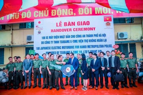 CÔNG TY TSUBAME E-TIME VIỆT NAM TẶNG 100 XE CHO CA TP. HÀ NỘI 有限会社ツバメイータイムベトナムはハノイ市公安に100台電動バイクを寄付しました