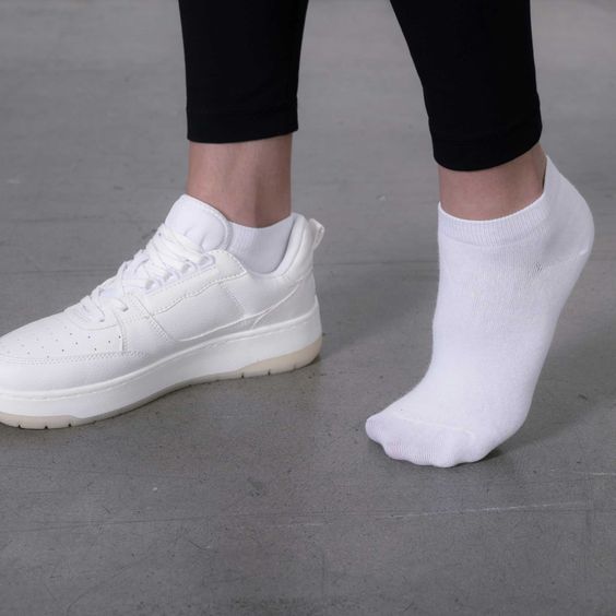 Phối tất màu trắng với giày sneakers trắng
