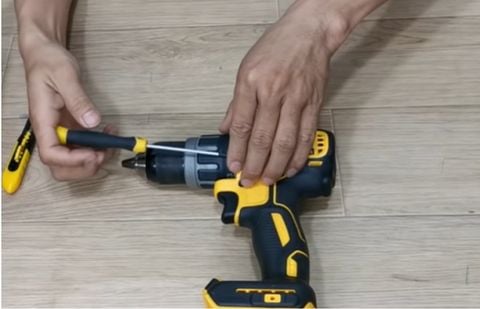 CÁCH THÁO MÁY KHOAN PIN DEWALT