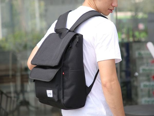 Cách đeo balo đúng để thoải mái, an toàn cho sức khỏe.