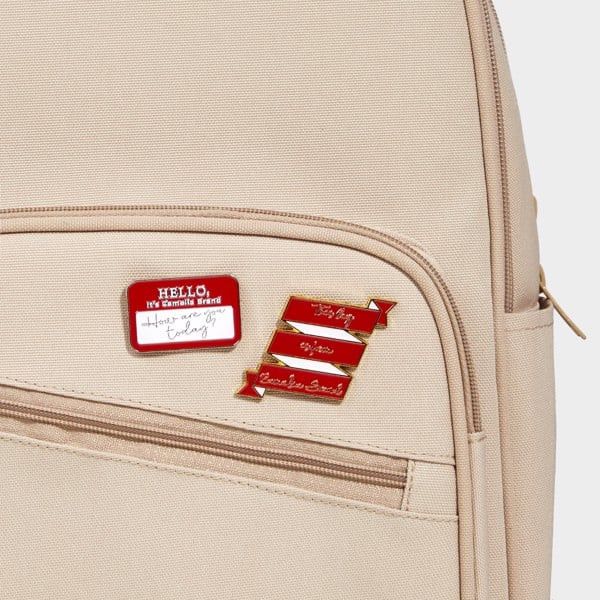 Cách trang trí ba lô túi xách bằng ghim độc đáo