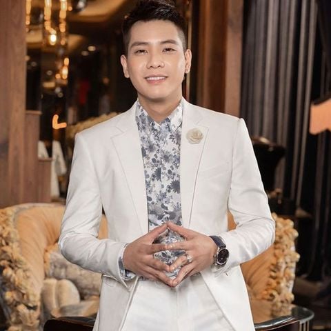 CA SĨ QUÂN A.P - SANG TRỌNG BẢNH BAO TRONG BỘ SƯU TẬP SUIT 2020 CỦA ADAM STORE