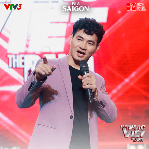 MC XUÂN BẮC DIỆN VEST ADAM STORE NỔI BẬT TRÊN SÂN KHẤU 