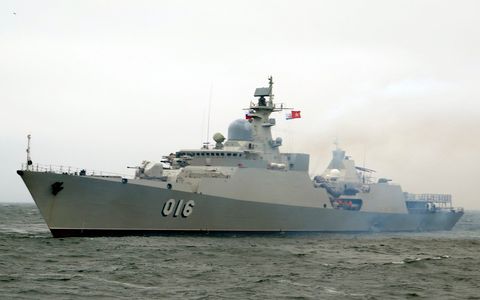 Tàu hộ vệ tên lửa Quang Trung thăm hữu nghị đến cảng Vladivostok của Nga.