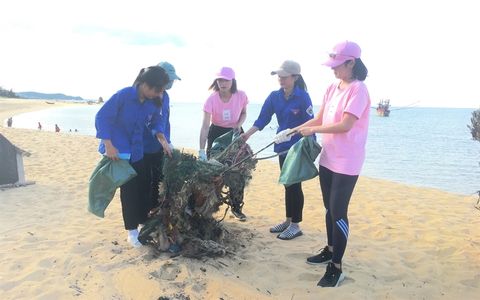 Tuổi trẻ Quảng Bình chung tay làm sạch biển, bảo vệ môi trường