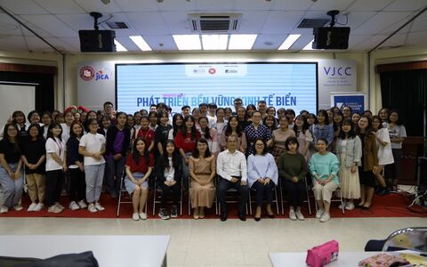Thuyết trình “Phát triển bền vững kinh tế biển của Việt Nam: Cơ hội và thách thức” tại trường Đại học Ngoại thương Hà Nội