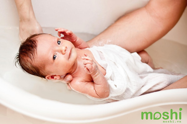 Cách tắm cho trẻ sơ sinh an toàn nhất