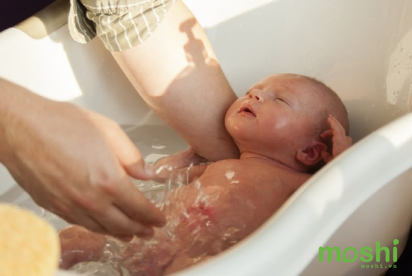 Cách tắm cho trẻ sơ sinh an toàn nhất