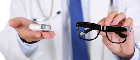 Có nên dùng kính áp tròng cận thị (lens cận) không ???