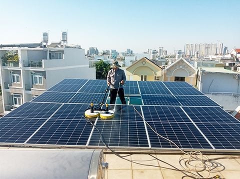 Vệ sinh miễn phí tấm Pin mặt trời cho khách hàng tại Bình Tân