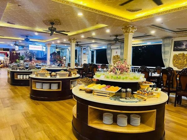 Buffet 5 Sao Tàu Indochina Queen Tàu Nữ Hoàng Đông Dương TÀu Indochina Queen NỮ HoÀng ĐÔng 