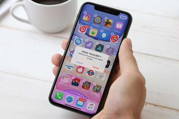 Sự ra đời của nhiều ứng dụng độc hại trên hệ điều hành iOS đã khiến cho nhiều người hoang mang và lo lắng. Tuy nhiên, các nhà sản xuất ứng dụng luôn tiến hành cập nhật và bảo mật để đảm bảo tính an toàn cho người dùng. Đừng lo lắng, hãy yên tâm sử dụng iPhone của mình một cách an toàn nhất có thể.