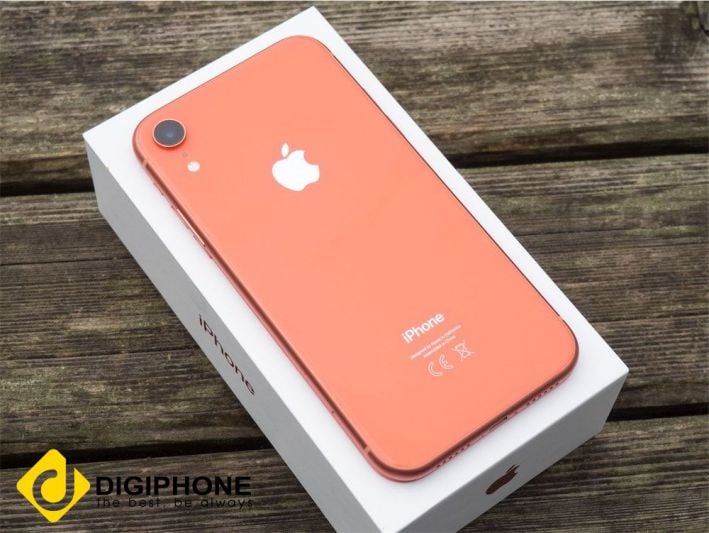 Mặt lưng kính của iPhone XR vẫn cực kỳ tối giản.