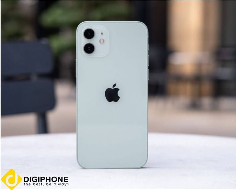 iPhone 12 màu xanh pastel (iPhone 12 Green) nhẹ nhàng, đầy sức sống.