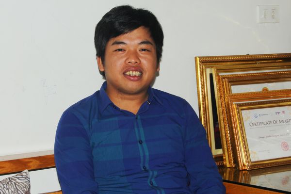 Chàng trai xứ Nghệ chế tạo nhựa HDPE thành chiếc lồng bè nuôi cá