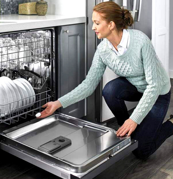 Làm sạch khoang rửa của máy để trách tích tụ mùi hôi