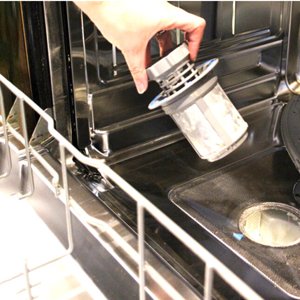 Loại bỏ thức ăn thừa trong bộ lọc của máy rửa bát để giảm mùi hôi