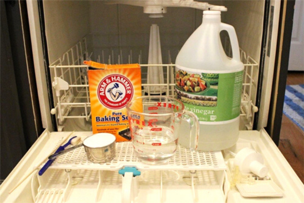 Sử dụng các chất tẩy rửa phổ biến như giấm và baking soda loại bỏ mùi hôi