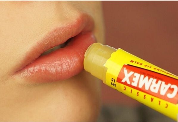 Son dưỡng Carmex có thật sự tốt như lời đồn? Cùng AZ review nhé