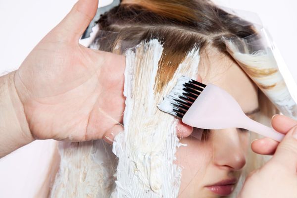 huốc nhuộm tóc hóa học và các sản phẩm gây bạc tóc sớm