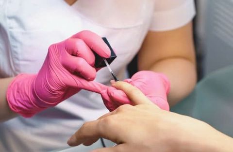 Găng tay y tế có cần thiết cho tiệm nail không? nên dùng loại nào?
