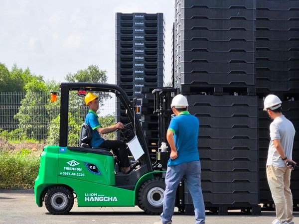 ỨNG DỤNG XE NÂNG TRONG NGÀNH SẢN XUẤT NHỰA