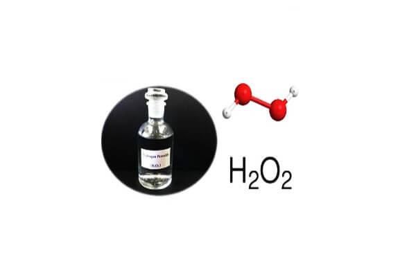 Hydro peroxid bị phân hủy tạo thành nước và oxy do đó khi đổ oxy già nồng độ cao vào chất dễ bắt cháy sẽ xảy ra sự cháy tức thì