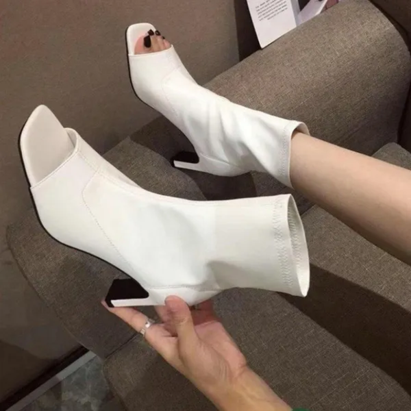 8 mẫu giày boot nữ cổ cao màu trắng đẹp cho nàng tham khảo 5