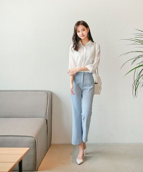 Giày cao gót màu trắng phối với quần jeans, áo sơ mi