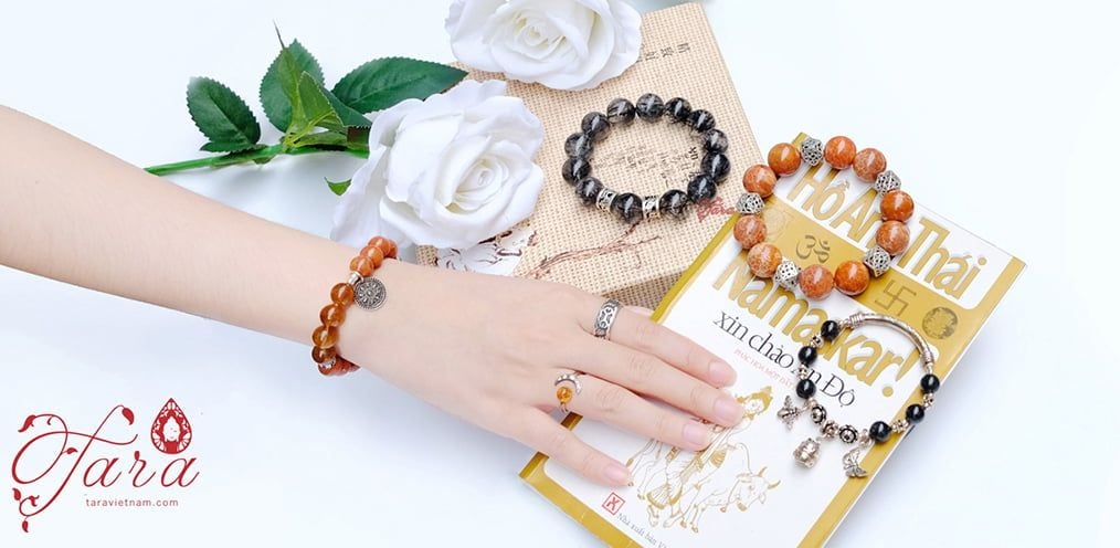 Đeo Vòng Phong Thủy Theo Cung Mệnh Hay Cung Phi: Bí quyết lựa chọn đúng để thu hút tài lộc