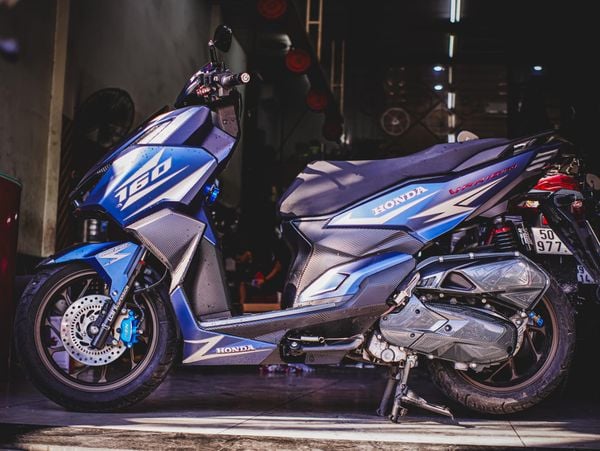 VARIO 160 ABS TRANG BỊ CẶP HEO SAMURAI 2 PISTON TÔ THÊM ĐIỂM NHẤN CHO XE, TÔNG XUYỆT TÔNG VỚI DÀN ÁO.