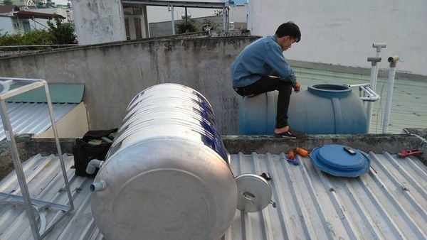 Lắp đặt bồn inox trên mái nhà