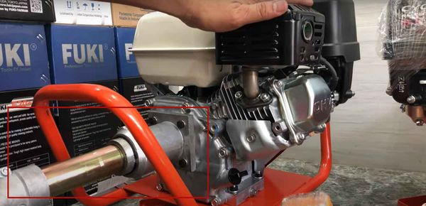 Đầu nối của máy bơm với dây bơm