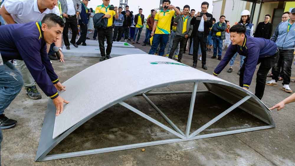 Khách hàng trải nghiệm khả năng uống cong của tấm Cemboard