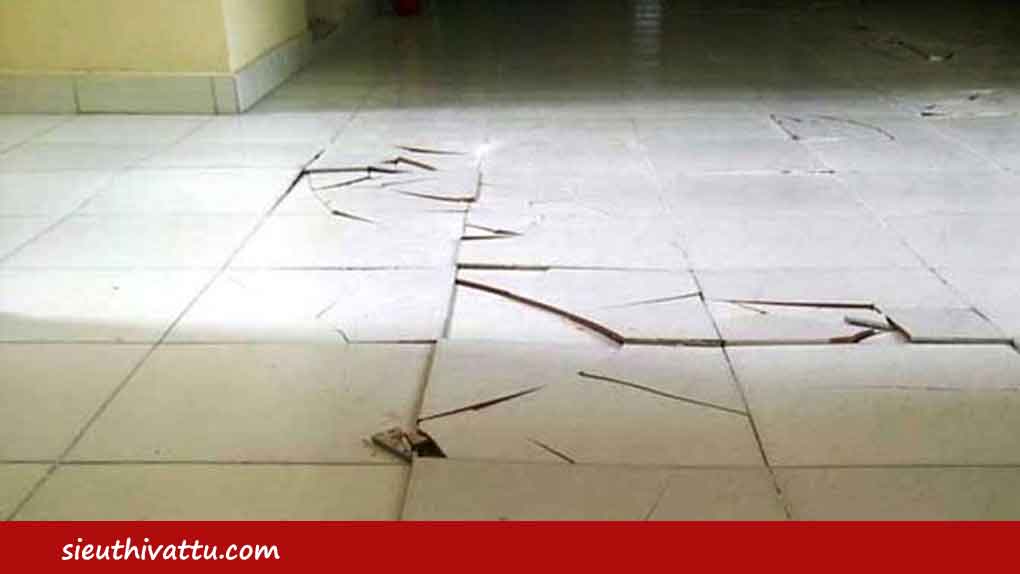 Nền gạch cũ hư hỏng nặng