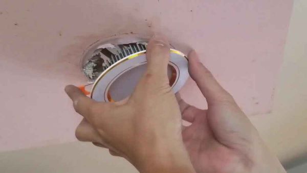 Thay thế bóng đèn âm trần